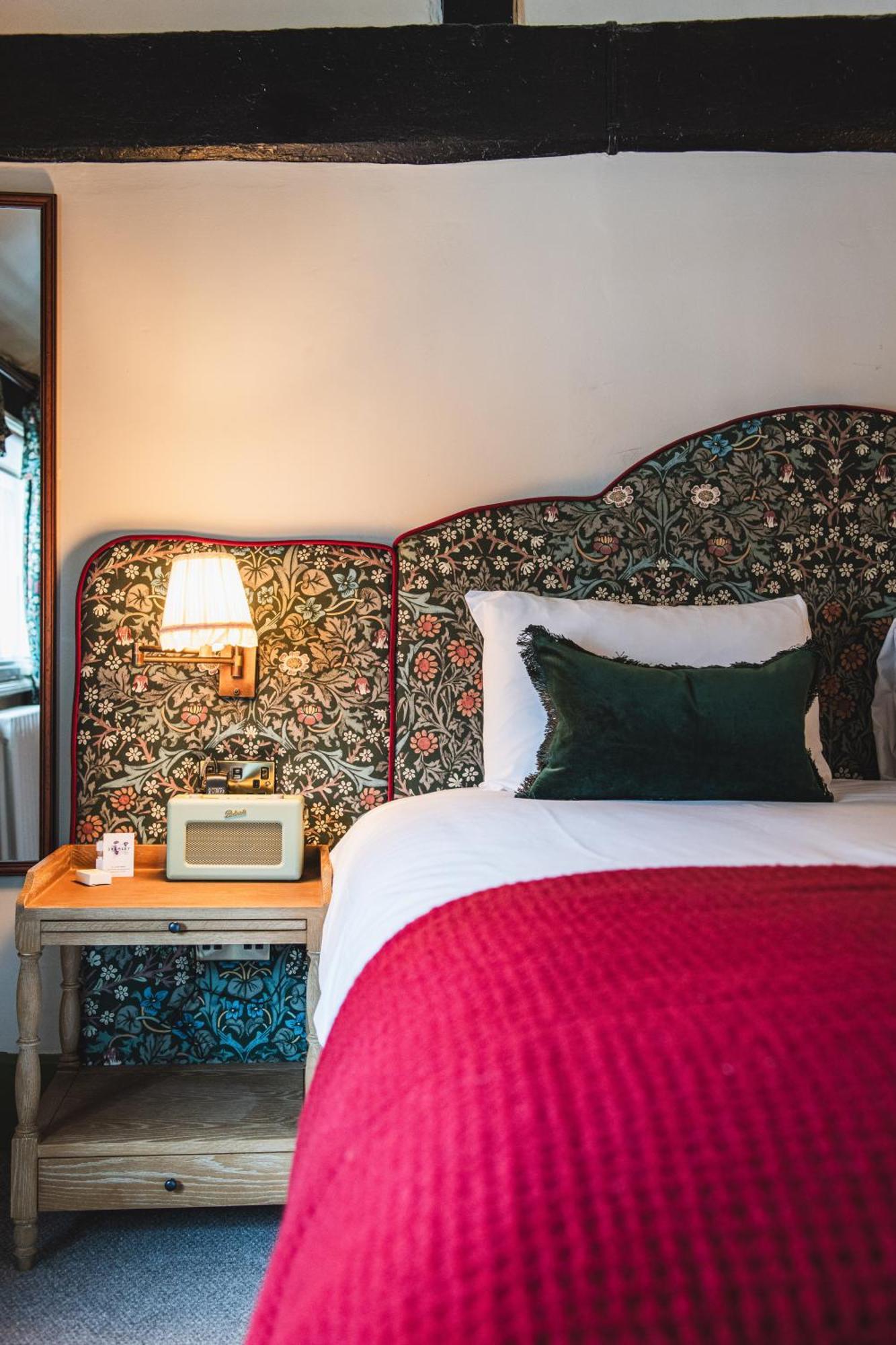 Bel And The Dragon-Odiham Hotel Екстериор снимка